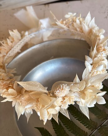 Wianek na komunię z suszonych i stabilizowanych kwiatów złamana biel, Zamotana z pasją