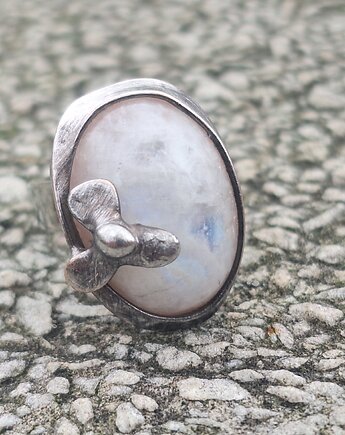 Kwiatuszkowy - pierścionek regulowany, po drugiej stronie lustra