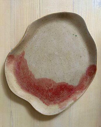 Płaski talerz na owoce z czerwonym akcentem, SOFIABLE