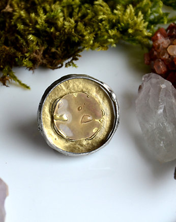 Urokliwy pierścionek w odcieniach złota, Joanna Jagoda