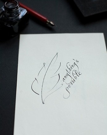 Plakat kaligrafia napisany atramentem Anything's possible z piórem, Annagrafia