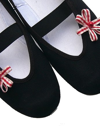 Czerwone maleństwa (buty + broszki), Czarna Biedronka