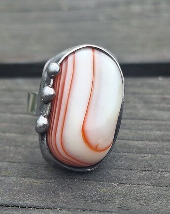 Agat w paski - pierścionek regulowany, po drugiej stronie lustra