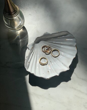 Podstawka na Biżuterię Palo Santo Ceramiczna Muszelka w Złote Ciapki, Maison Fragile