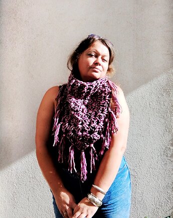 Różowy komin z frędzlami, KnotedThreadAtelier