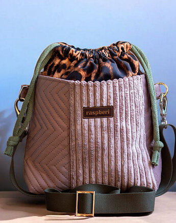 Listonoszka z kominem w panterkę, raspberi