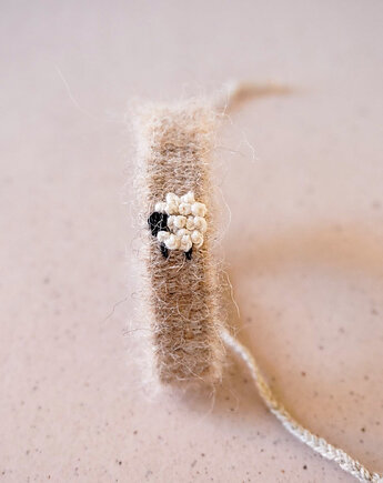 Puszysta, miękka bransoletka handmade - owieczka, Słońcem Tkane