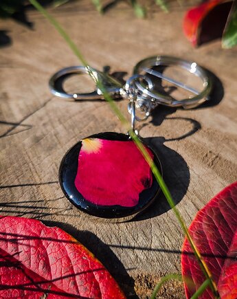 Breloczek z płatkami róży, Figa handmade accessories