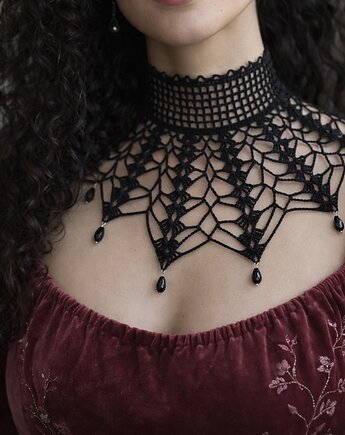 Naszyjnik wiktoriański czarny koronkowy z wiszącymi koralikami, Księżycowa ćma