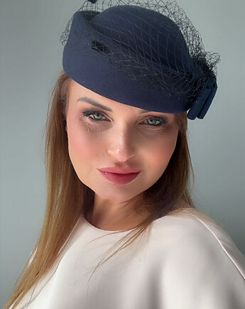 Toczek filcowy  / fascynator granatowy, Monika Saxton luxurious millinery