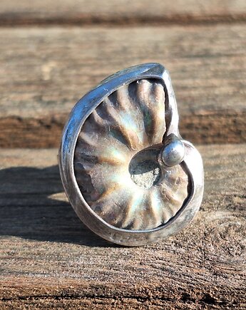 Amonit - pierścionek regulowany, po drugiej stronie lustra