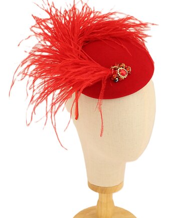 MABEL czerwony toczek z filcu z piórami, Expose Akcesoria