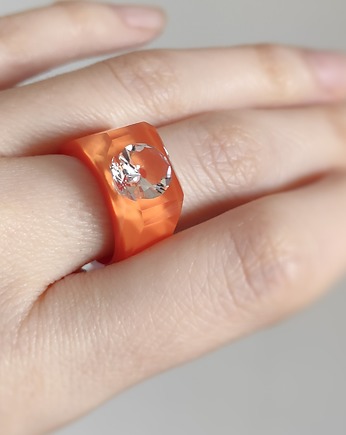Pomarańczowy pierścionek z cyrkonią, Scradeus