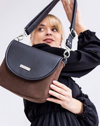 Torebka listonoszka podkówka czekoladowy brąz z czarną klapką, Karolina Audycka