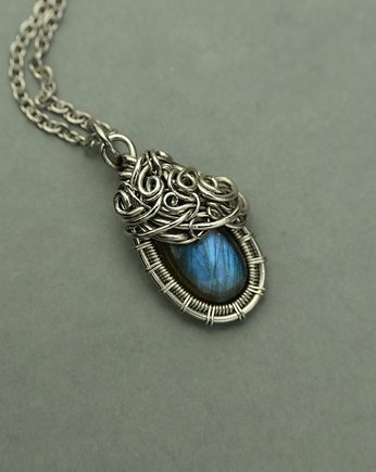 Mały wisiorek niebieski labradoryt wire wrapping, Agata Rozanska