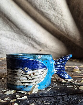 Kubek wieloryb, kubek rzeźbiony i ilustrowany wieloryb, humak kubek, Fiona Ceramics