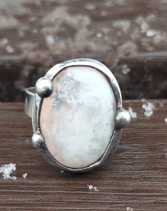 Kamień księżycowy - pierścionek regulowany, po drugiej stronie lustra