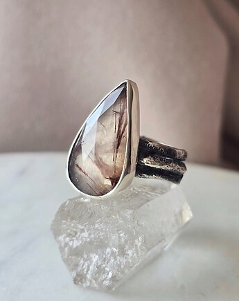 Srebrny pierścień z kwarcem rutylowym, Dziki Królik