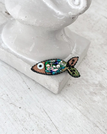 Broszka mini RYBKA 23 ręcznie haftowana przypinka rękodzieło śledzik, HAART