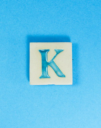 Ceramiczny magnes, niebieska literka K, M.J
