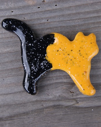 Ceramiczny magnes kot czarno-żółty, Gliniana Koniczynka