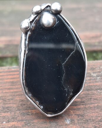 Czarny - pierścionek regulowany, po drugiej stronie lustra