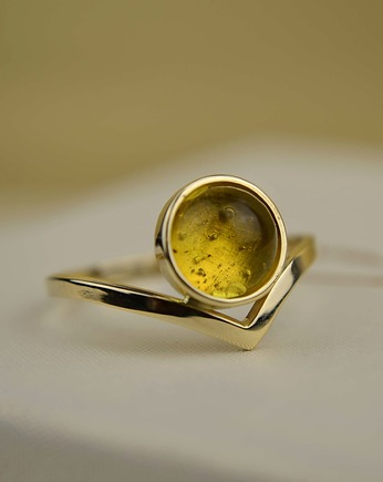 Złoty pierścionek z bursztynem pr. 585