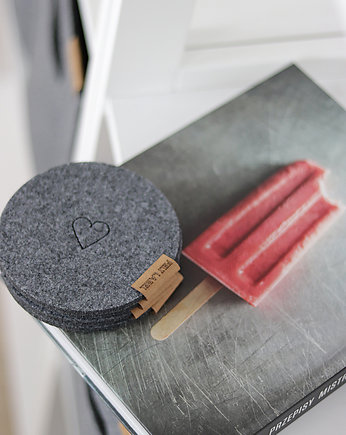 Cztery podkładki filcowe koło z serduszkiem, felt label