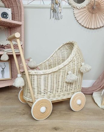 Wiklinowy wózek dla lalek PCHACZ ecru z chwostami i pościelą, OSOBY - Prezent dla noworodka