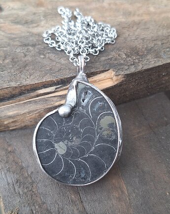 Amonit - wisiorek, po drugiej stronie lustra