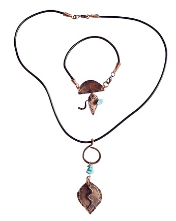 Komplet biżuterii z kutej, oksydowanej miedzi i rzemienia /1/, Galeriai