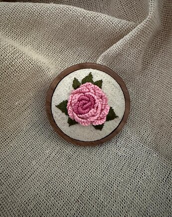 Ręcznie haftowana broszka "Różowa róża", ReinerArt