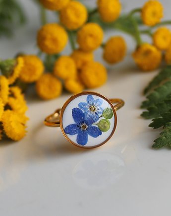 Złoty pierścionek niezapominajki niezapominajkami kwiaty, zkwiatem