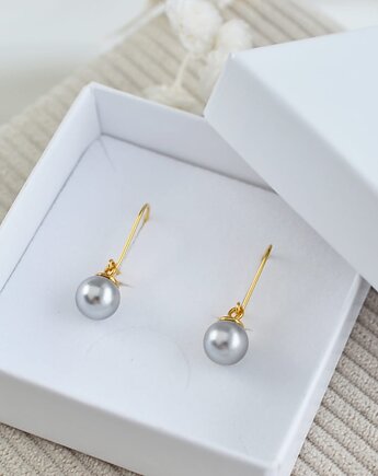 Kolczyki z szarymi perłami, Laoni