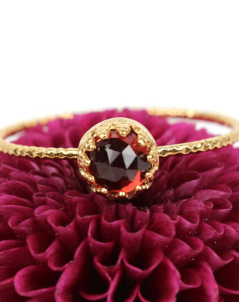 Złoty pierścionek Petite z granatem w stylu Vintage, Blooming Stones