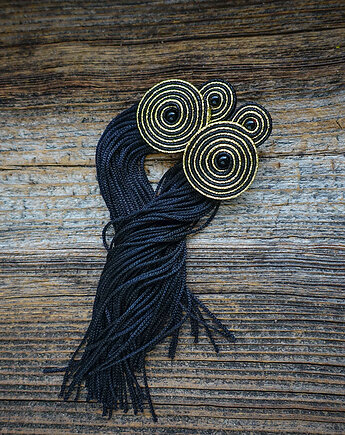 Czarno- złote spirale  kolczyki soutache z chwostami, Mró Soutache
