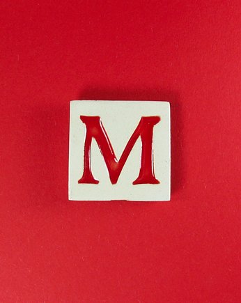 Ceramiczny magnes, czerwona literka M, M.J