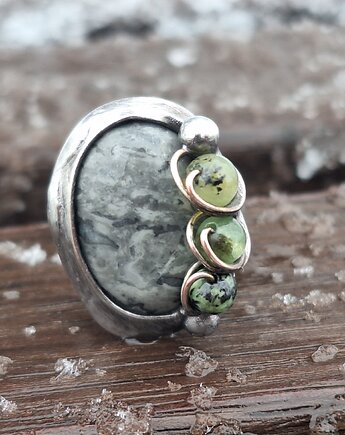 Jaspis i zielenie - pierścionek regulowany, po drugiej stronie lustra