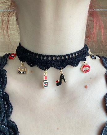 Czarny koronkowy choker z damskimi gadzetami, Księżycowa ćma