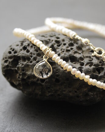 Perłowa naszyjnica z zawieszką, fado