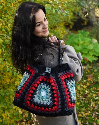 Duża torebka na szydełku granny square, Zasznurowane