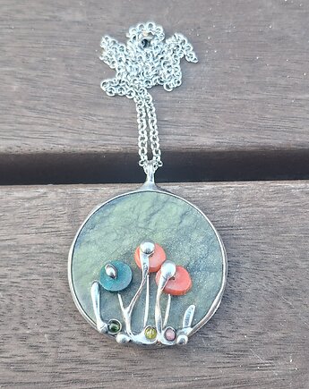 Dzikie kwiaty - wisiorek na łańcuszku, po drugiej stronie lustra