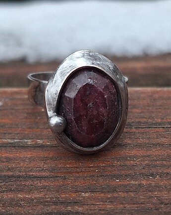 Rubin - pierścionek regulowany, po drugiej stronie lustra