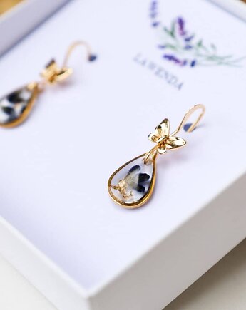 Delikatne kolczyki łezki z lawendą i motylkami perłowe tło, Lovely Jewellery