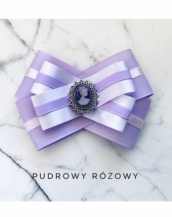 Fioletowa Brosza z Delikatną Damą Kameliową, Pudrowy Różowy