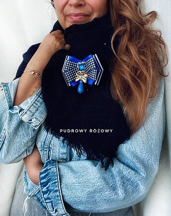 Brosza  z ozdobą w stylu glamour z niebieskimi kamieniami NEW, Pudrowy Różowy