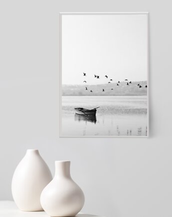 Plakat czarno biała fotografia morska z łodzią, black dot studio