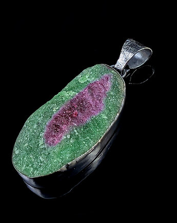 Mineralny rubin w zoizycie, Pracownia Neores