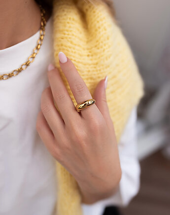 Złoty pierścionek modny