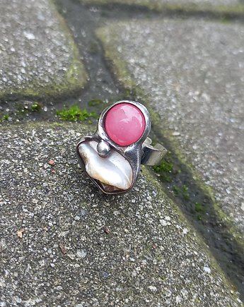 Różowa kropka - pierścionek regulowany, po drugiej stronie lustra